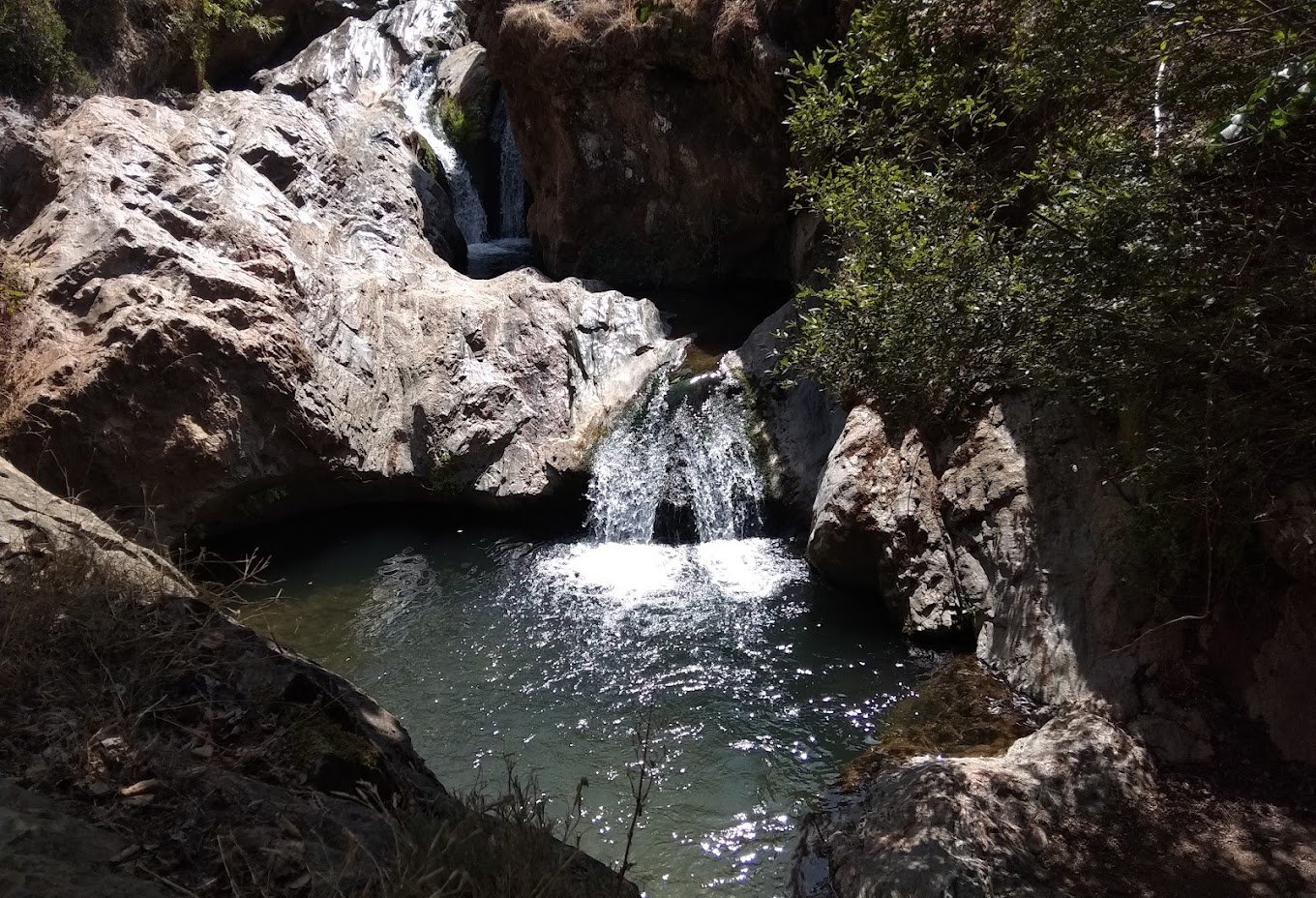 Pozas y saltos de agua del arroyo en el Charco de la Olla