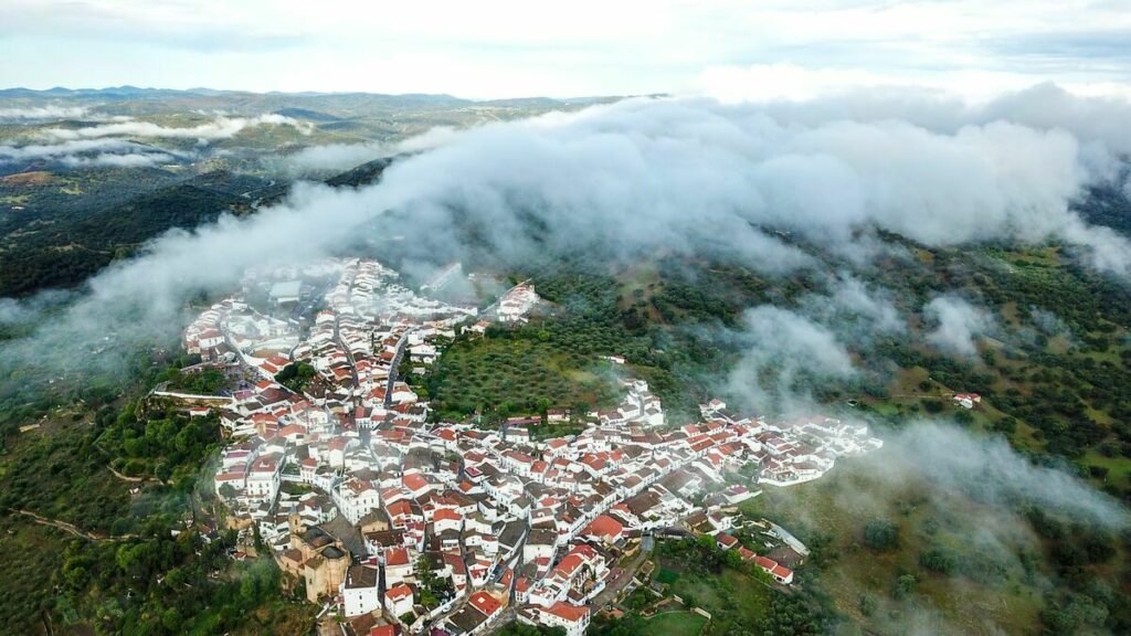 Vista aérea de Zufre entre la niebla, en la Sierra de Aracena